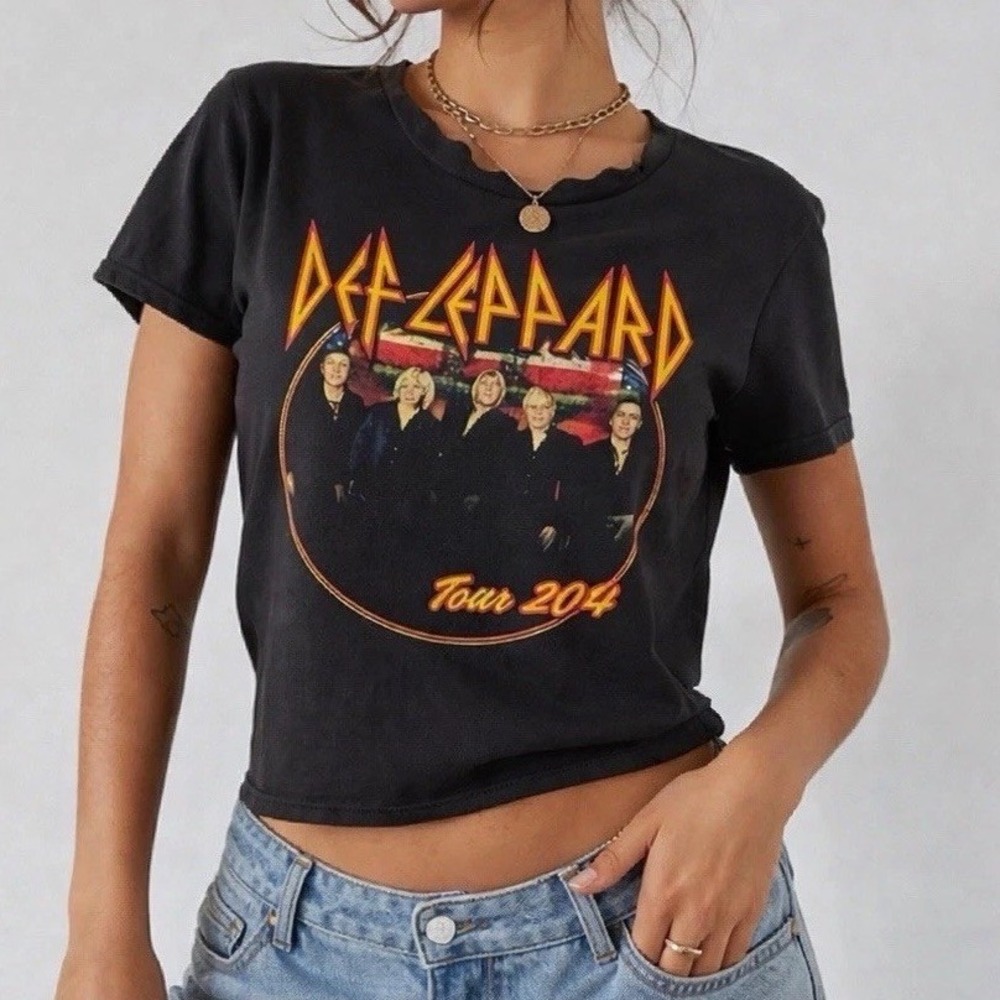 Def Leppard Tour 2014 Graphic Tee Women Small Black Fair Distressed Cropped Cut